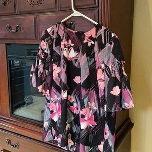 Adorable short sleeve blouse, zipper in back